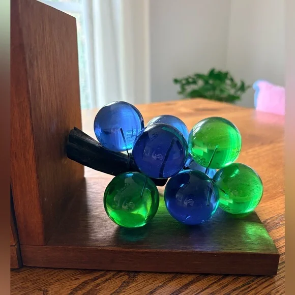 Mid-Century Modern Vintage Blue & Green Lucite Grapes mounted wooden Bookend - Picture 4 of 12